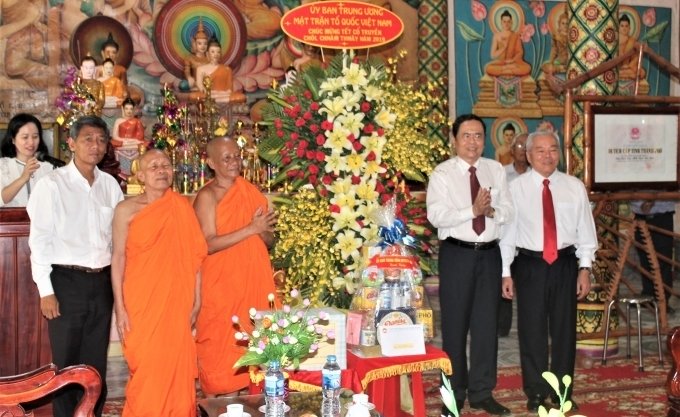 Khmer people congratulated on Chol Chnam Thmay festival