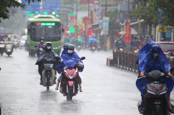 Scorching weather continues in southern Vietnam as unseasonal rains ...