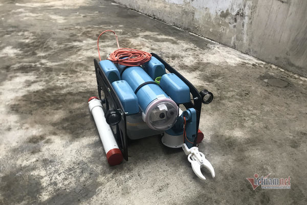 Stduent wins prize for submarine robot invention