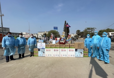 Vietnam handed thousands of medical gears to Cambodia