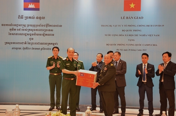 Vietnam s defense ministry presents medical supplies to Cambodia for COVID 19 fight