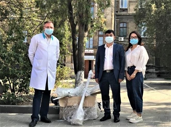 Vietnamese family in Oakland violently robbed at home