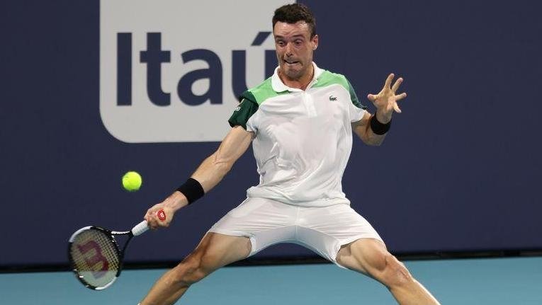 Bautista Agut ousts Medvedev to guarantee new ATP Masters champion
