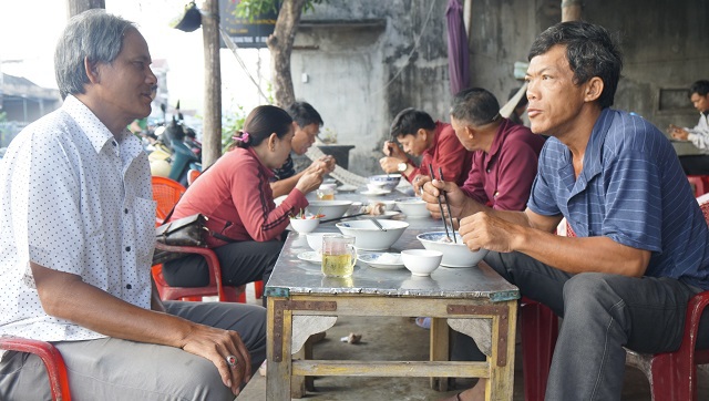 Strange spring rolls shop: selling for 2 hours, customers waiting in line to buy