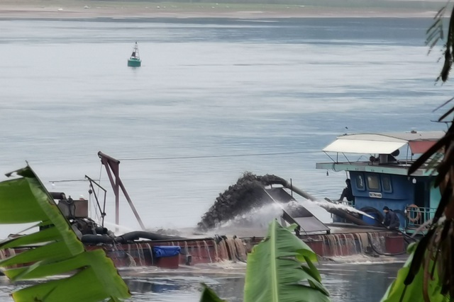 Illegal sand extraction rampant on Da River