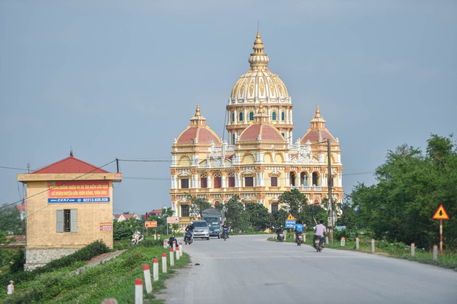 The castle is “inlaid with gold”, inside the entire expensive interior of the giants in Hung Yen