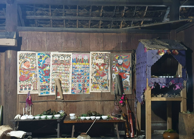 The custom of providing lamps for male Dao Tien people