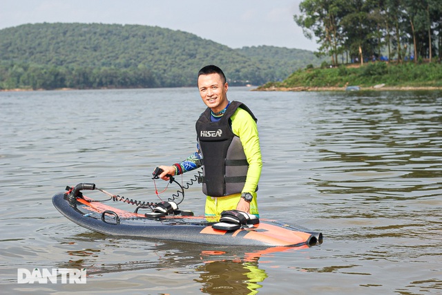 The Hanoi man glides on a jet board “1.5 times the price of a moto SH” in the middle of the lake