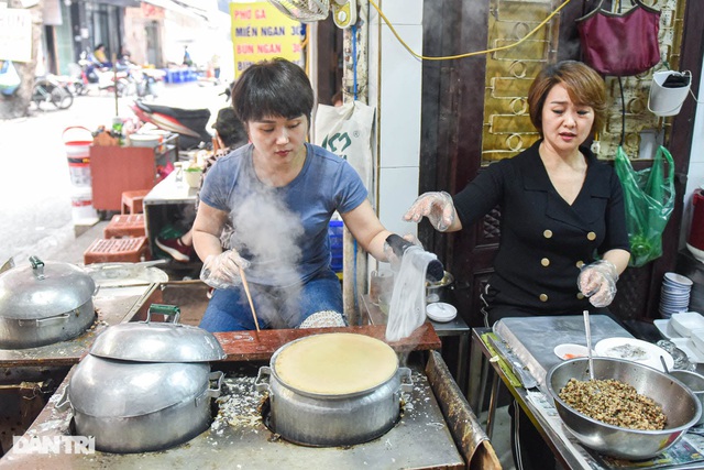 The shop rolls have been selling for 40 years, selling 200 servings per day in Hanoi