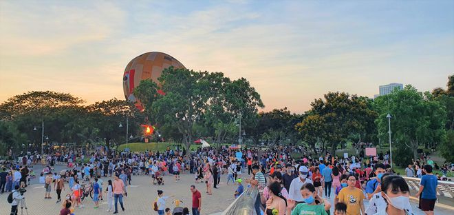 Thousands of people lined up in the hot sun to get on the hot air balloon