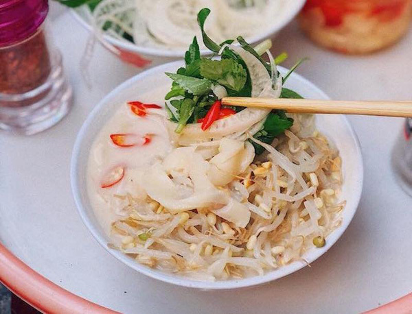 Discover Banh Duc - a steamed rice cake of Vietnam