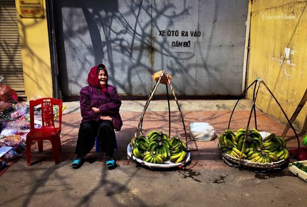 Shoulder pole of street vendors - a charm of Hanoi