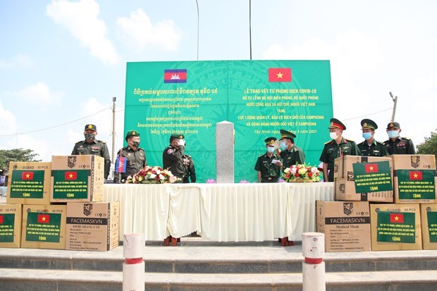 A gift of bread How Vietnamese border guards help local children