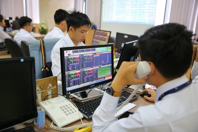 Bluechips lift VN-Index up