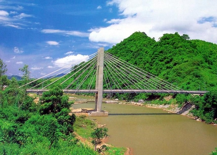 Come to Quang Tri to admire the majestic Dakrong suspension bridge between the mountains and forests