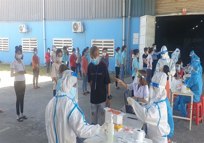 Danang: Companies pay for workplace Covid-19 testing