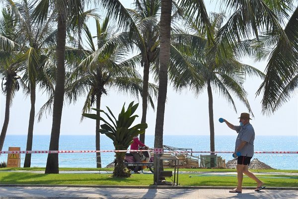 Danang imposes ban on beach swimming, events to prevent Covid-19 wave