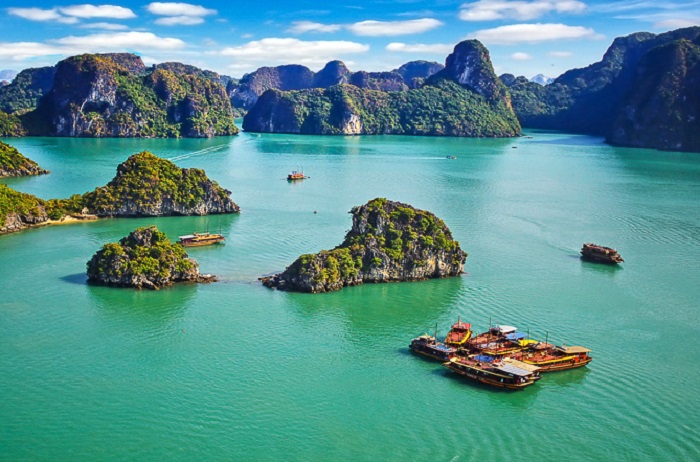 Explore Bo Hon Island in Quang Ninh admiring the beautiful scenery and ...