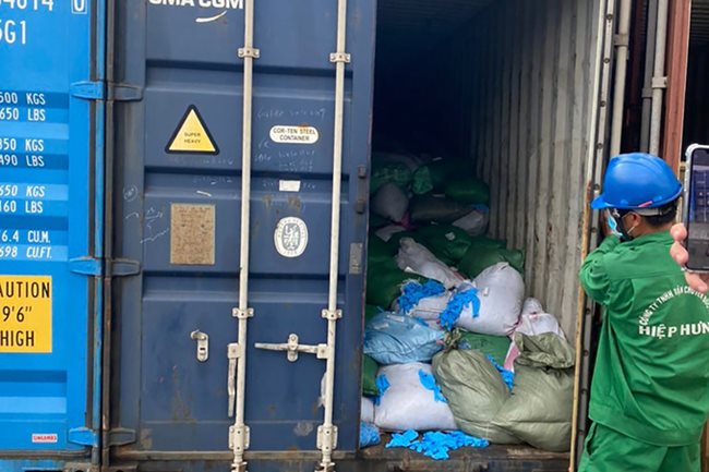 HCMC detects 15 tons of used rubber gloves imported from China