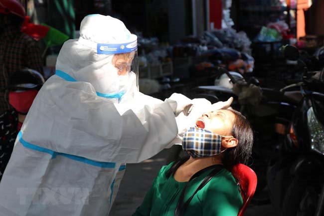 HCMC residents buying cough, fever medicines have to declare health status