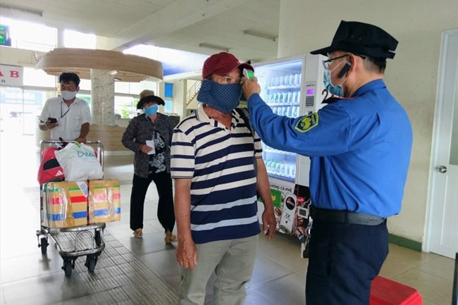 HCMC tells interprovincial buses not to stop in Covid-hit areas
