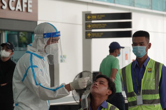 Da Nang Airport starts testing over 2,000 workers