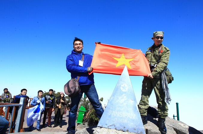 Making of a monument creator of Fansipan s stainless steel peak revisits mountain summit
