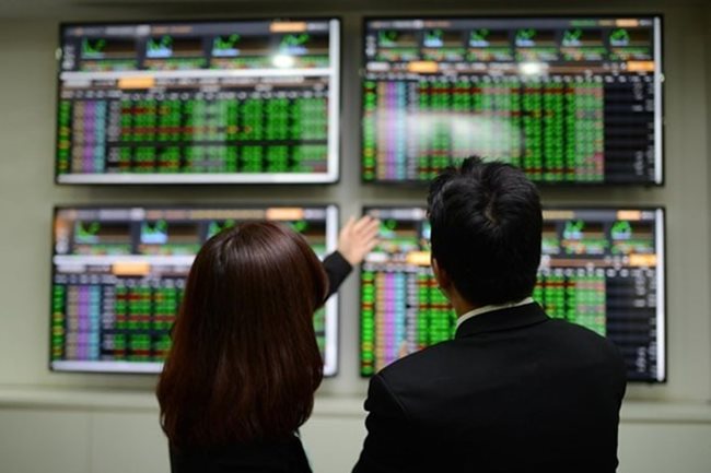 Main index closes week at new record