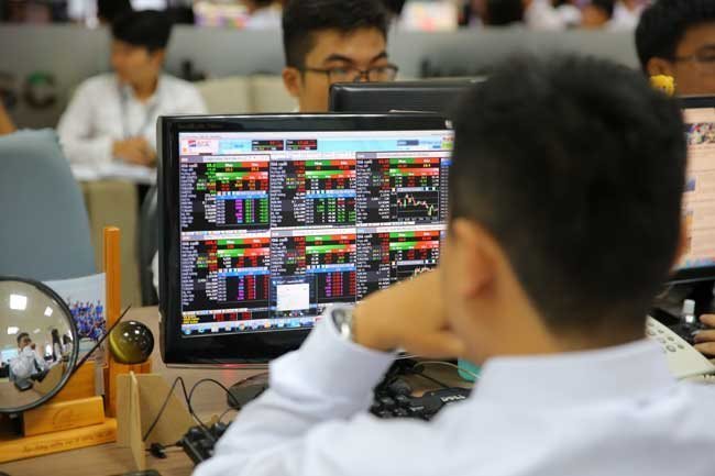 Main index sets new record as bank, steel stocks fly high