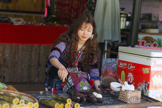 Mông woman catches attention with photo in traditional clothes