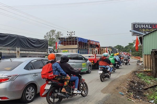 More southern provinces suspend passenger transport to/from virus-hit HCMC