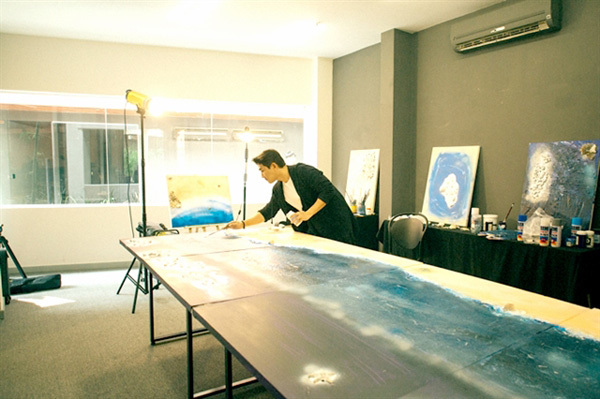 Actor auctions painting for An Giang border guards