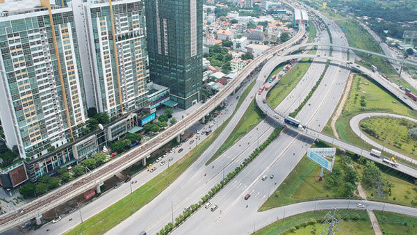 Delayed traffic projects in HCM City caused by tardy site clearance, capital shortage