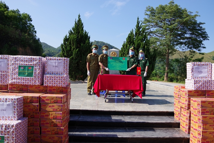 Dien Bien Province gifts medical supplies to six Lao northern provinces
