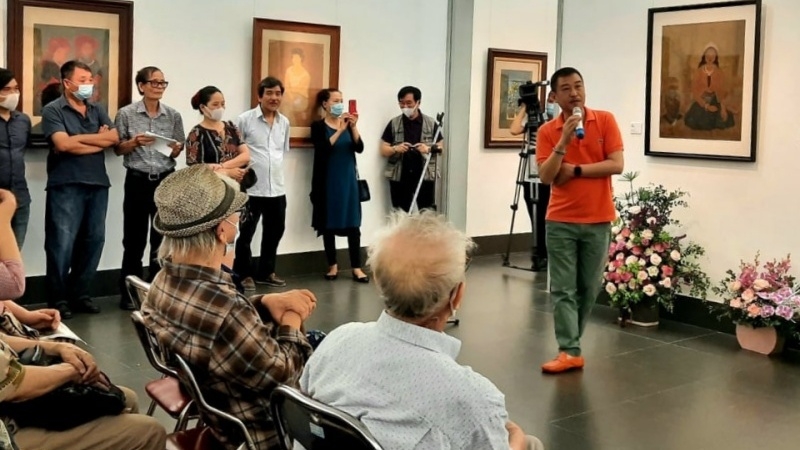 Exhibition introduces 100 works of painter Linh Chi