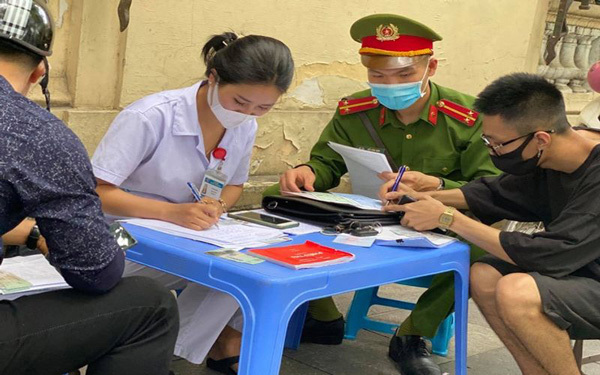 More than 100 people fined for not wearing face masks in Hanoi