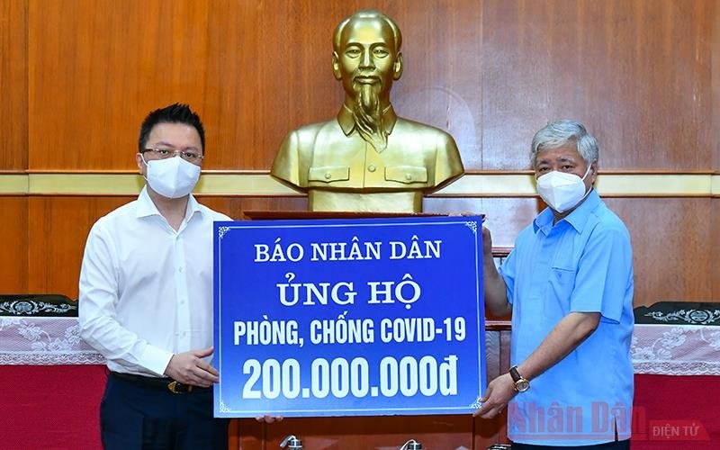Nhan Dan Newspaper donates VND200 million to Covid-19 fight