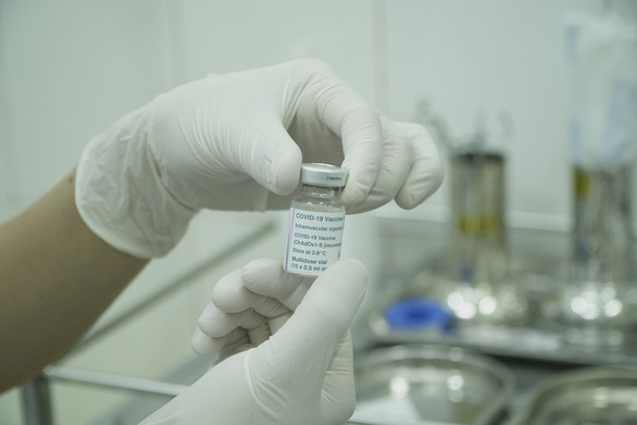 Nurse put on ventilator post-coronavirus vaccination in Vietnam