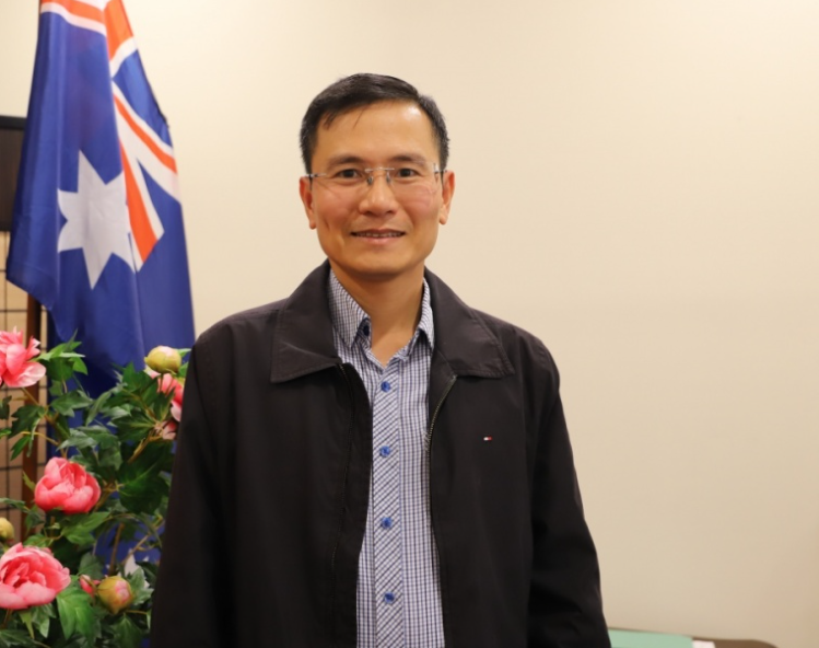 Phat Tich Pagoda in Vientiane presents gifts to overseas Vietnamese