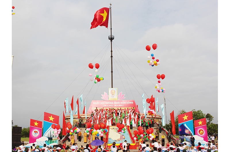 Vietnam News Today May 1 Quang Tri Flag raising ceremony held to mark Reunification Day