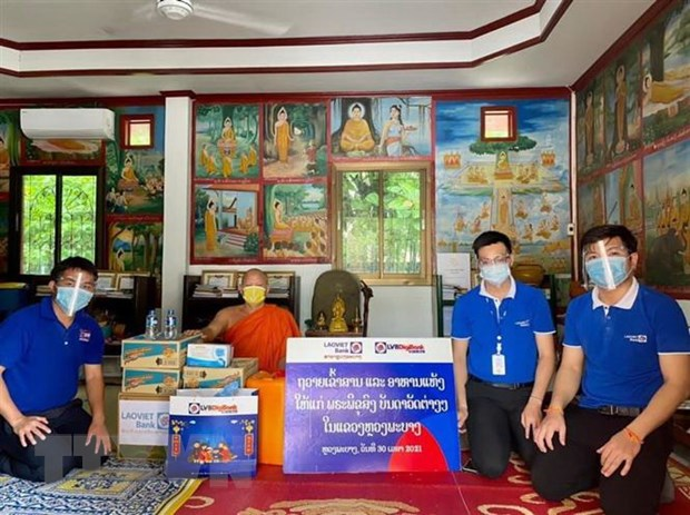 Vietnam supports Laos 500 000 medical equipment in Covid 19 fight