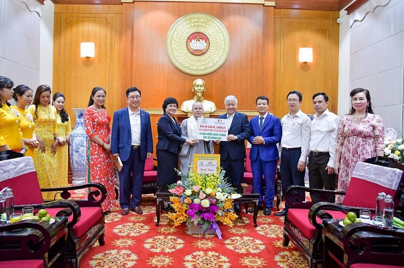 Vietnamese Buddhists in Korea encourage Covid 19 prevention forces at southwest border