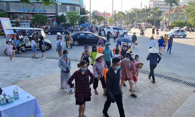Sam Son “reverses”: Tourists flocked in, the ken-beach was packed with people