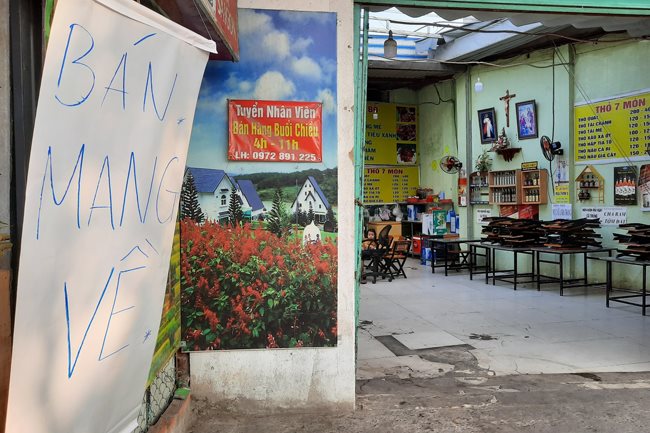 Sidewalk food stalls in HCMC banned from offering on-site services