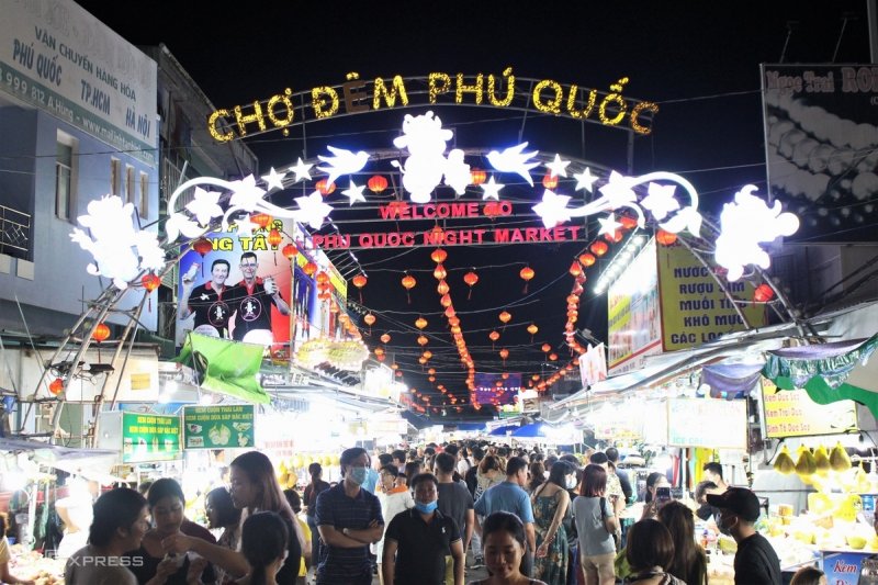 Food paradise in Phu Quoc s biggest night market » Breaking News ...