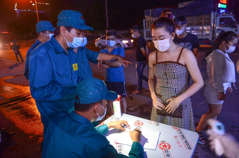 health-workers-police-military-work-24-7-at-ho-chi-minh-city-s-covid