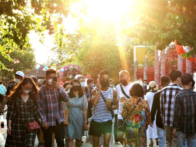 Tourists flock to Hoi An for the holiday season too crowded