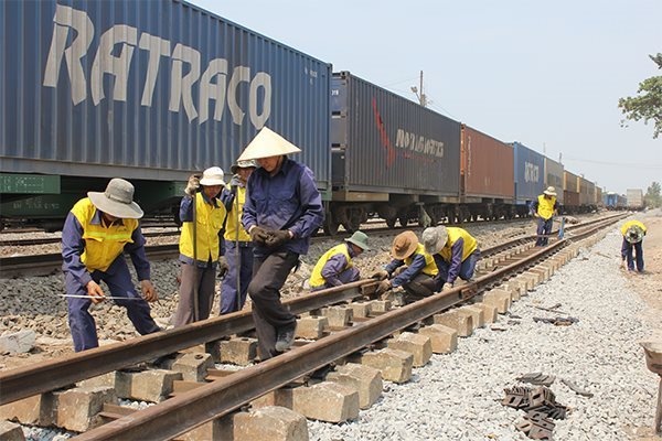 Transport Ministry signs VND2,821 billion railway maintenance contract
