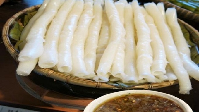 "Banh gat gu" (Nodding rolls) in Quang Ninh