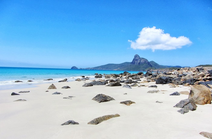 Which season is the best season for Con Dao tourism and where to go?